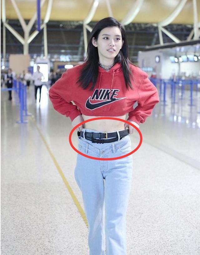 玩的真大! 奚梦瑶当众解腰带, 网友视线全锁定在“三角区”了