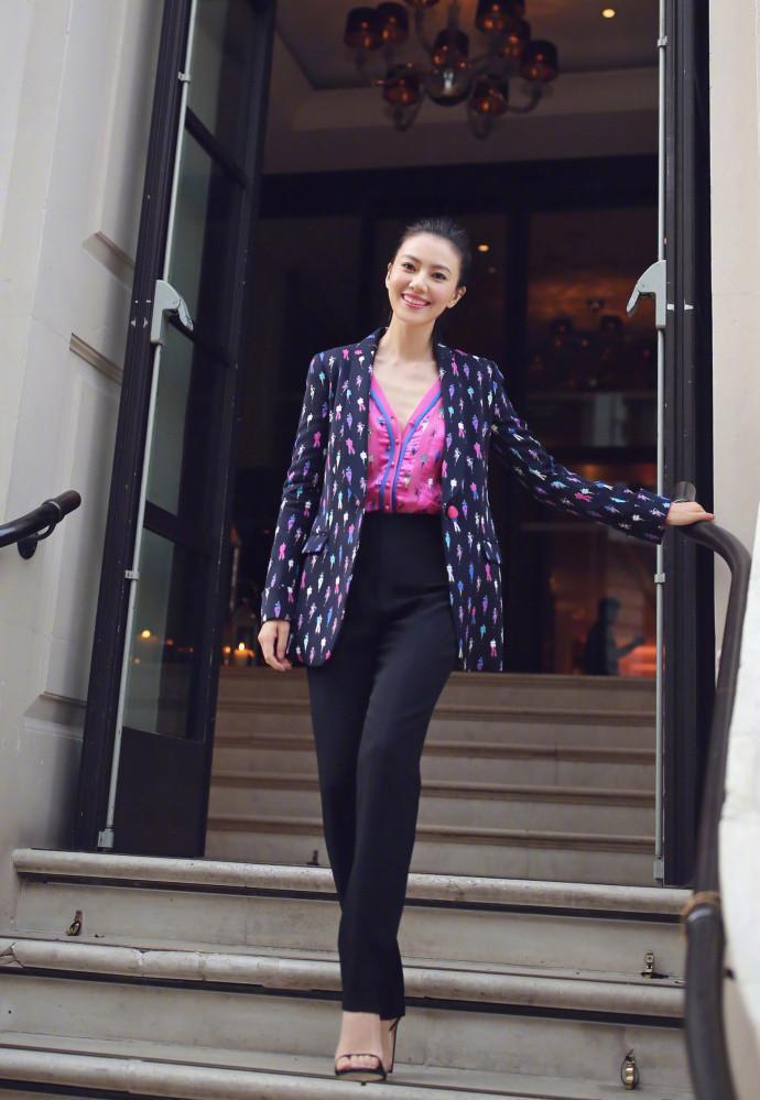 高圆圆时装周上这样穿衣太大胆! 胸口排骨全程清晰可见