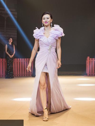 厉害了翁虹! 49岁依然敢走T台, 网友: 这身材还是去跳广场舞吧!