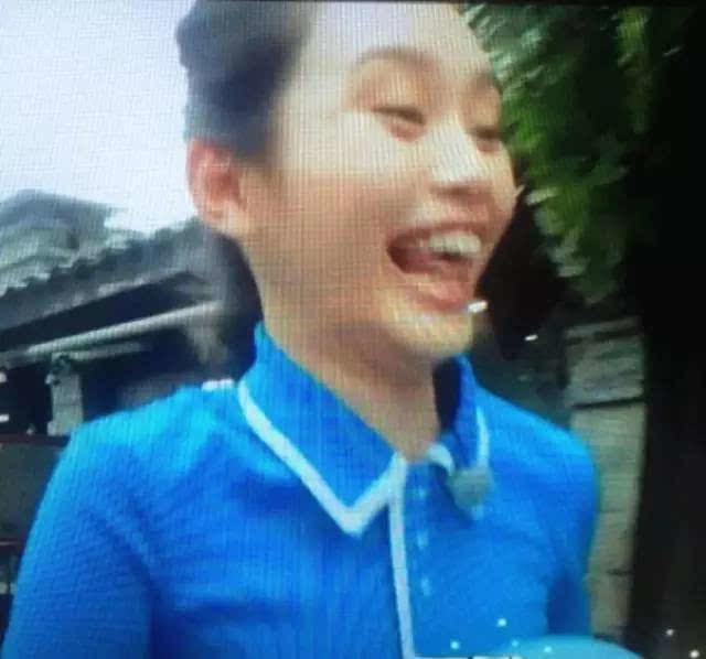 玩的真大! 奚梦瑶当众解腰带, 网友视线全锁定在“三角区”了