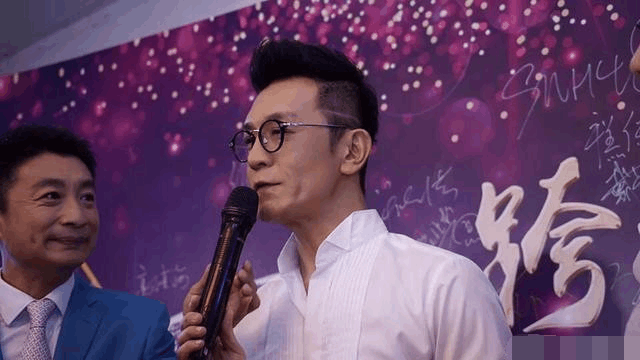 李咏50岁离开央视, 剪掉几十年长发, 新发型太帅气!