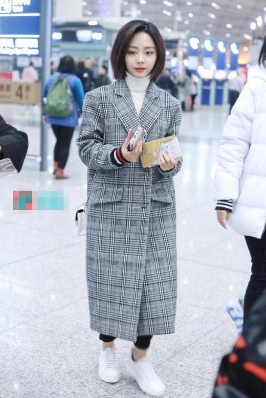 当谭松韵散开头发, 网友直呼辣眼, 不仅童颜没了, 大妈气也出来了