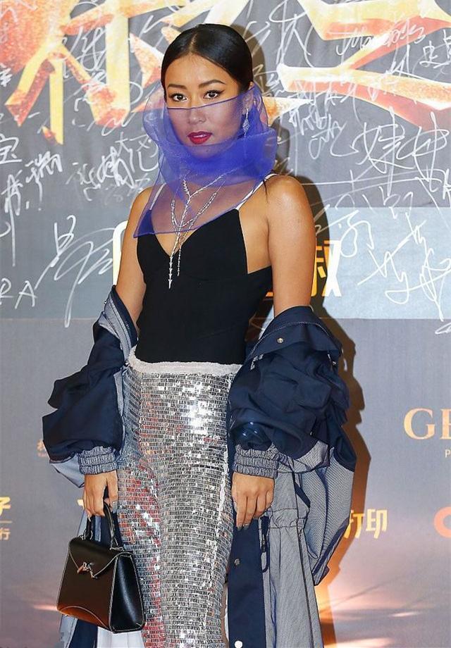 吉克隽逸又搞事! 穿泳衣戴面纱不伦不类, 网友: 还敢再奇葩点吗?