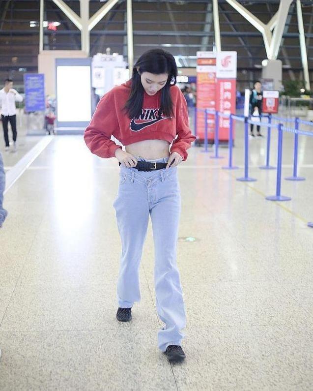 玩的真大! 奚梦瑶当众解腰带, 网友视线全锁定在“三角区”了