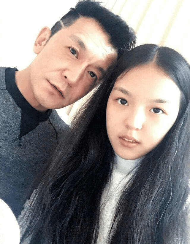 李咏50岁离开央视, 剪掉几十年长发, 新发型太帅气!