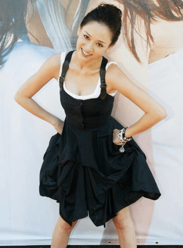 38岁陈乔恩出席活动, 穿小黑裙疯狂凹造型, 脚上的鞋子成了亮点!