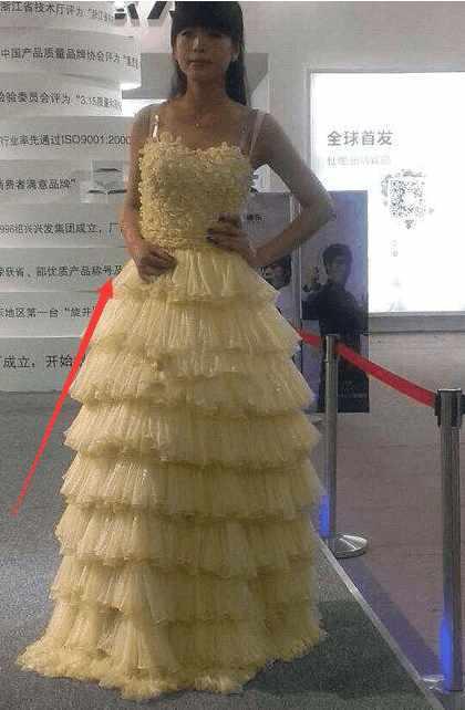 仔细一看, 这衣服真材实料, 还挺贵的吧?