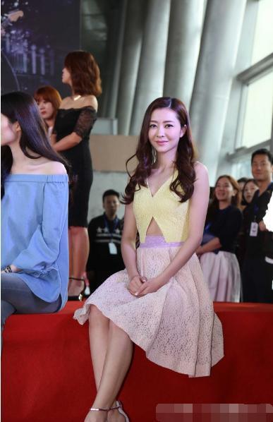 28岁何穗同框37岁熊黛林, 满屏尴尬! 网友: 超模和嫩模差距太大了