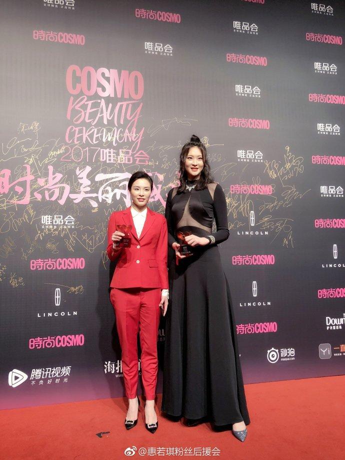 身高192cm女排惠若琪, 穿透视美翻全场, 机场素颜变回运动健将!