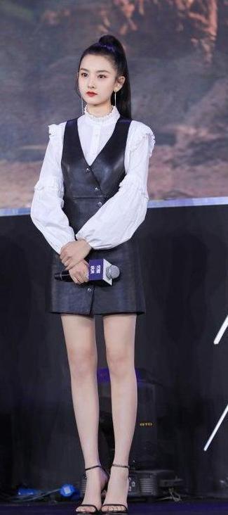 我天! 这还是19岁宋祖儿么? 这腿简直了, 网友: 关晓彤这下尴尬了