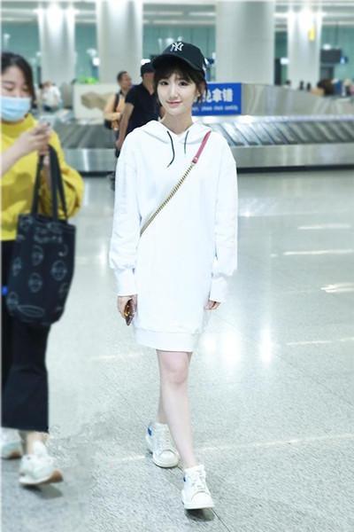 29岁毛晓彤现机场, 卫衣竟穿成了裙子? 网友: 到底有没有穿裤子啊