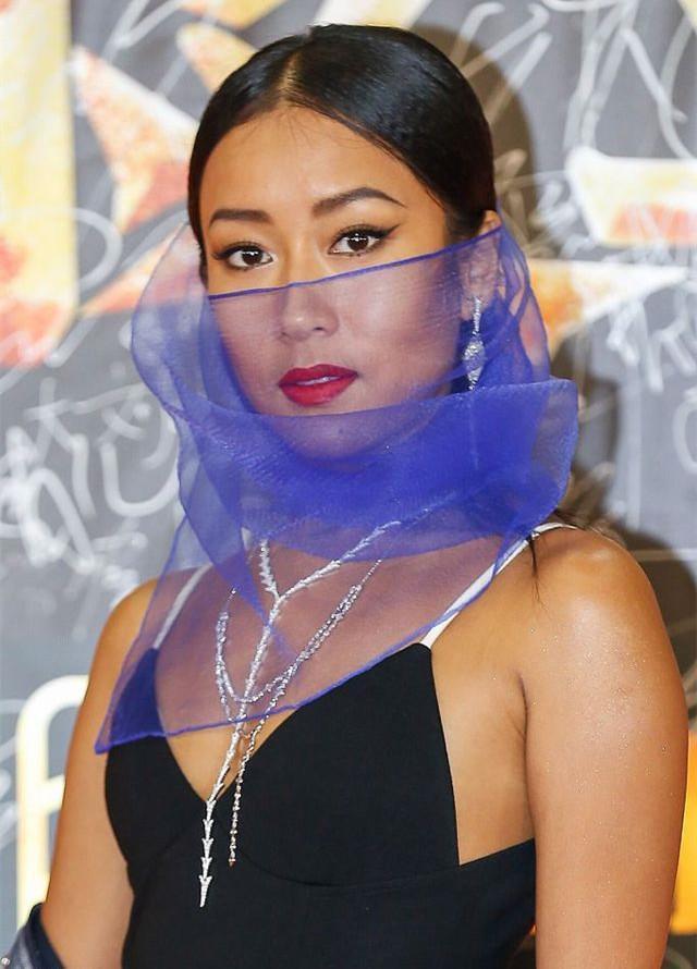 吉克隽逸又搞事! 穿泳衣戴面纱不伦不类, 网友: 还敢再奇葩点吗?