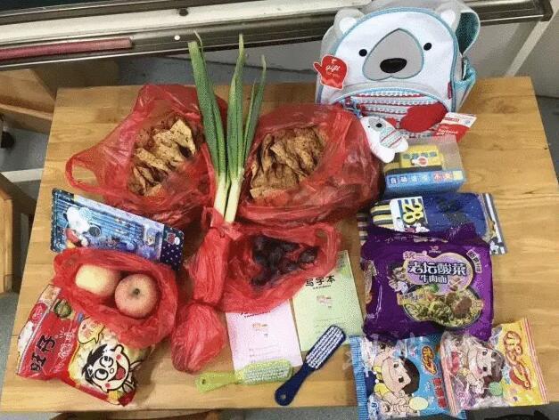 这个背着葱上幼儿园的小朋友火了, 也只有亲妈才能干出这么带喜感的事