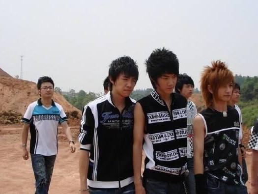 几个小混混在一胡同里打架,遇到一个老江湖,报出名字把他们吓跑了,这是什么电影?