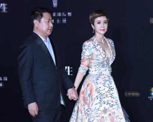 42岁金巧巧素颜现身, “孔雀公主”素颜现身, 可是惊呆了网友呀!