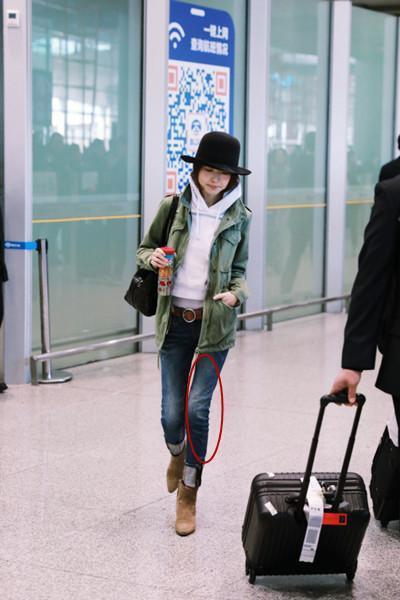 鲁豫不过是穿了一条牛仔裤现身机场, 网友却喊话: 还不如不穿呢!