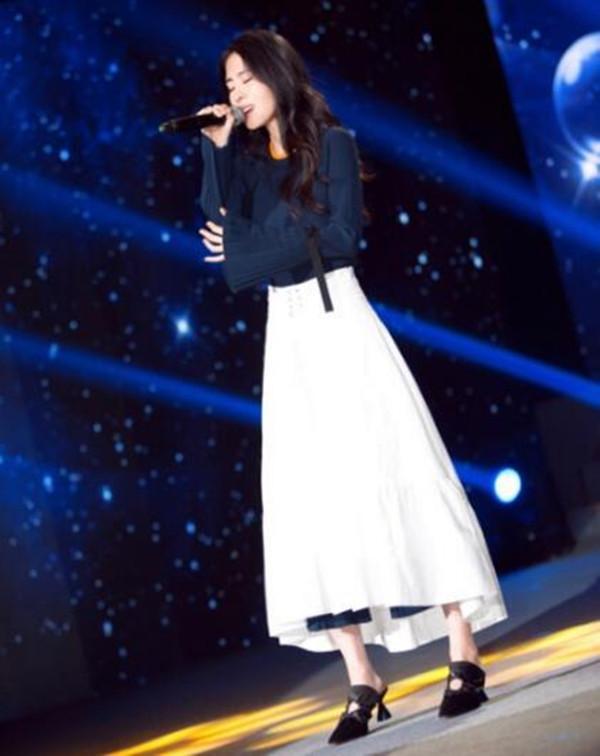 张碧晨裙子里面套裤子很时髦? 让人看不懂的, 还有她脚上那双鞋啊