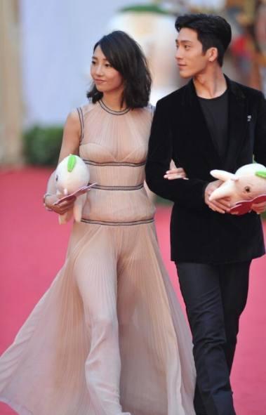 白百何越来越大胆了! 紧身裙印出三角区, 井柏然眼都不知往哪看了