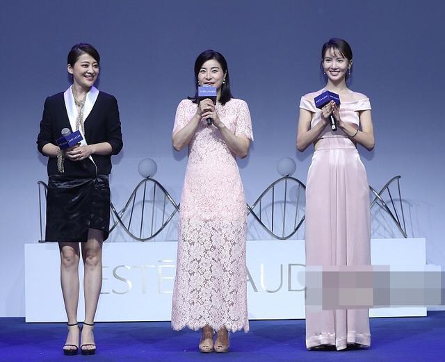 36岁郭晶晶同框42岁梅婷, 网友: 豪门和明星的差距一目了然!