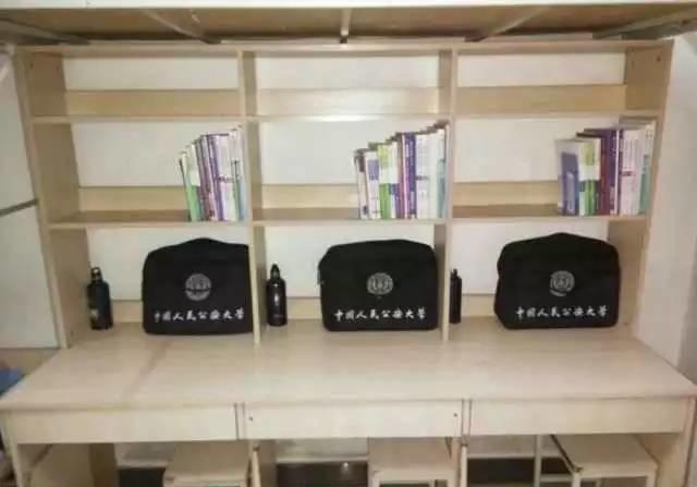 中国人民公安大学男生宿舍火了 <wbr>兵哥哥不服气纷纷“炫被”