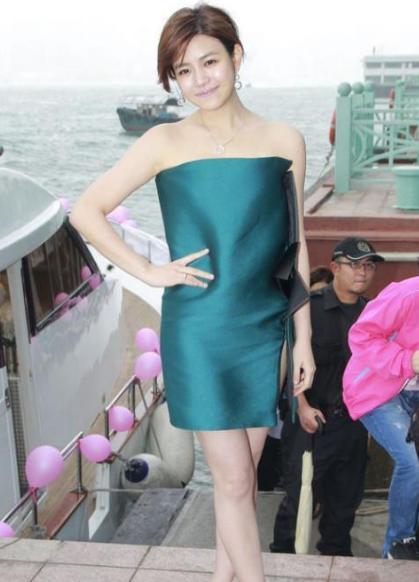 陈妍希头发越剪越短, 衣服越穿越少, 网友直呼: 陈晓管管你媳妇!