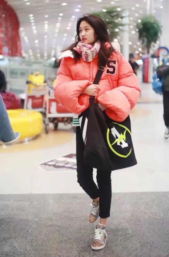 20岁关晓彤和37岁蔡依林同穿大棉服, 一位时髦女王, 一位土气女孩?