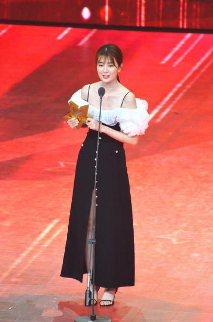 24岁乔欣现身活动, 穿黑色礼裙展现傲人身材, 网友: 怎么看着有些僵硬?