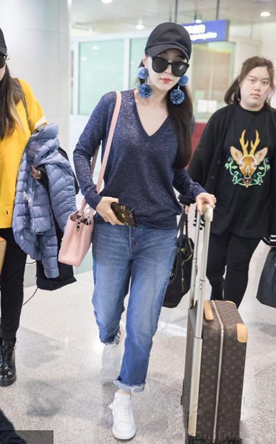 范冰冰现身机场, 胸前平平瘦出新高度, 网友直呼: 厉害了李晨!
