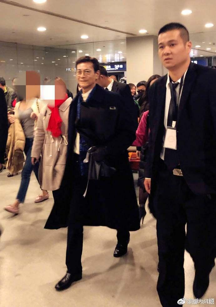 70岁郑少秋现身机场, 一袭风衣英姿飒爽, 堪称男版“刘晓庆”!