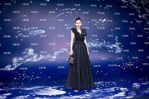 Baby胆太大了! 黑色长裙叫板何穗, 网友: 嫩模和超模差距一目了然