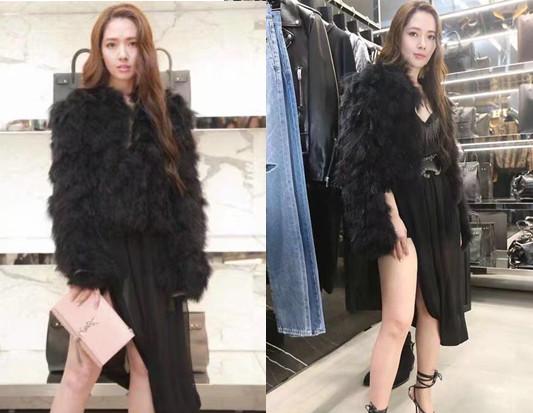 33岁郭碧婷现身活动, 黑色皮草穿出成熟感, 网友: 清纯女神变贵妇?