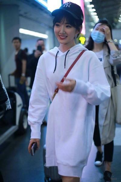 29岁毛晓彤现机场, 卫衣竟穿成了裙子? 网友: 到底有没有穿裤子啊