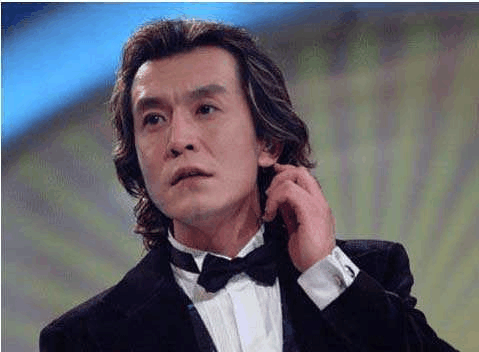 李咏50岁离开央视, 剪掉几十年长发, 新发型太帅气!