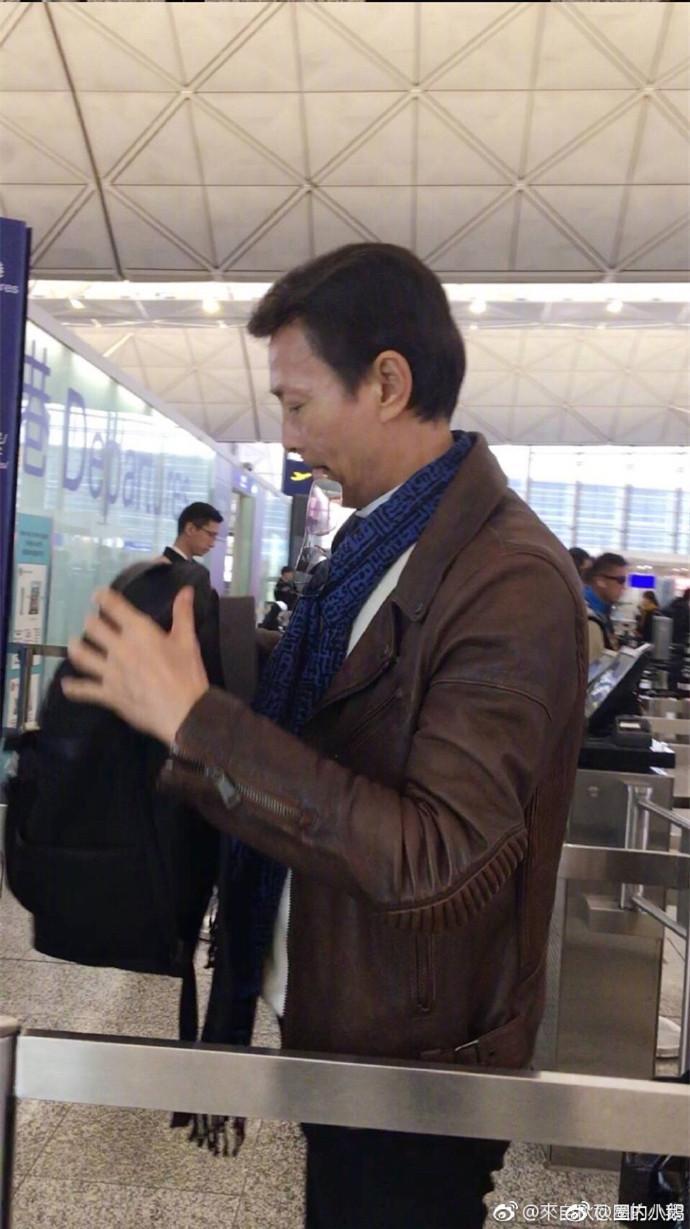 70岁郑少秋现身机场, 一袭风衣英姿飒爽, 堪称男版“刘晓庆”!