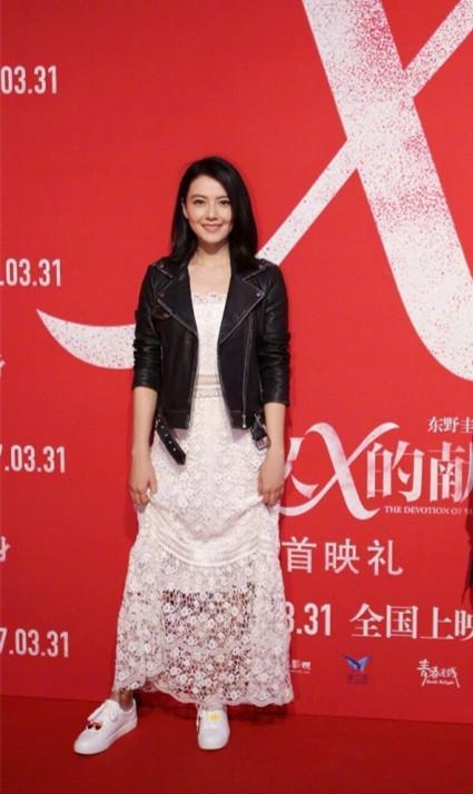 高圆圆时装周上这样穿衣太大胆! 胸口排骨全程清晰可见