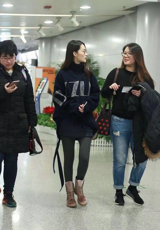 27岁李沁现身机场, 网友: 这么丑的打底裤也只有你能hold住了!
