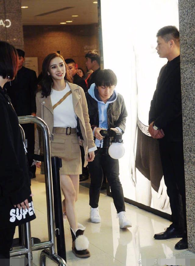 Angelababy现身某商场, 穿一字裙光腿出镜, 网友直呼: 果然要风度不要温度!
