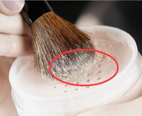 气垫BB霜一打开盖就直接涂? 多数女人做错了, 难怪总是脱妆卡粉