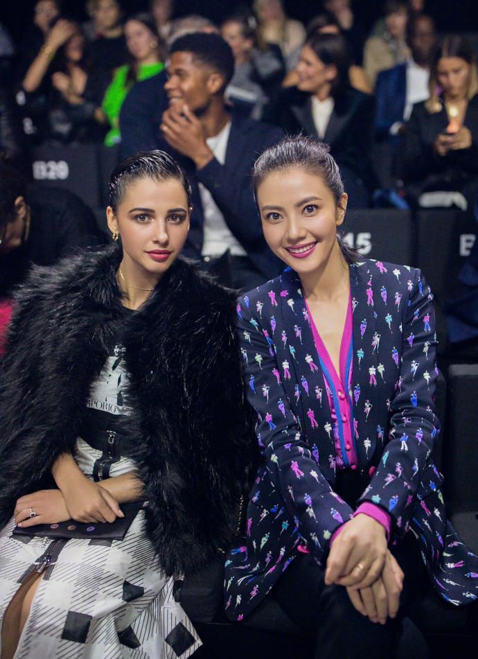 高圆圆时装周上这样穿衣太大胆! 胸口排骨全程清晰可见