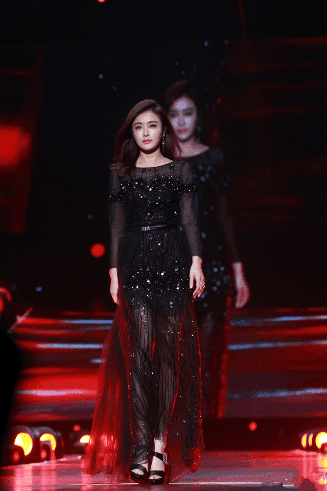 36岁秦岚现身活动, 一袭开叉长裙太性感, 网友: 认不出来了!