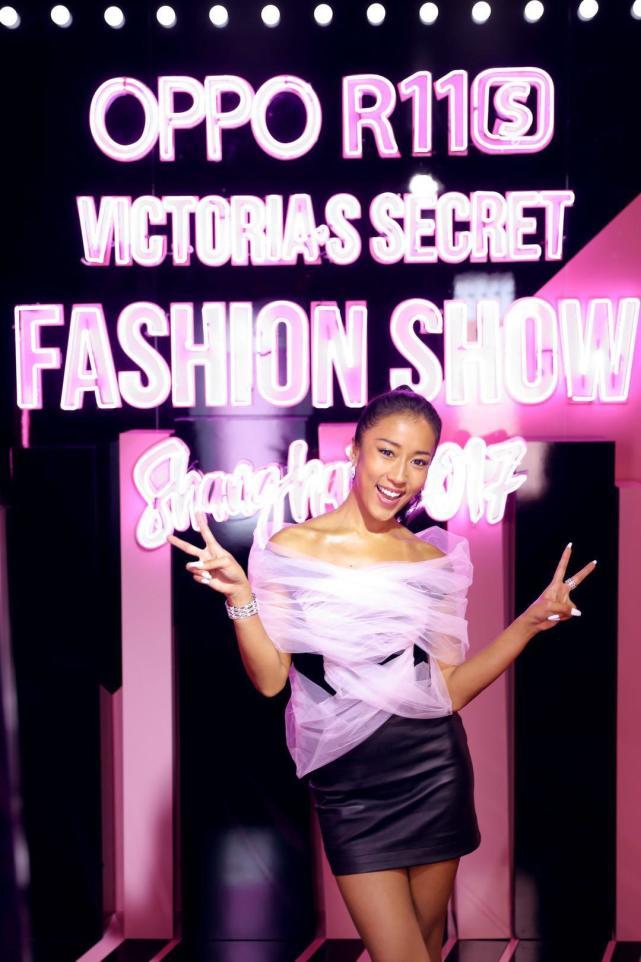 吉克隽逸现身维密秀, 香肩外露性感十足, 网友: 黝黑铮亮像抹了油!