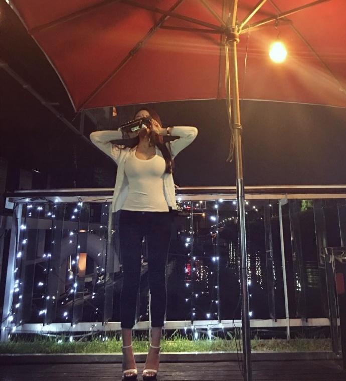 泳装是你的“资本”, 傲人的胸围是你的“武器”!