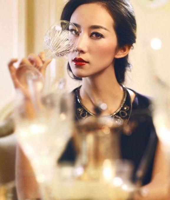 当着所有人面, 她与赵本山翻脸, 如今34岁貌美如花看不上所有男星