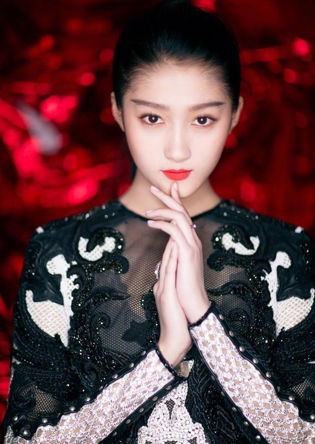 关晓彤现身2017维密, 穿短裙秀出逆天大长腿, 网友: 鹿晗看到要吃醋喽!