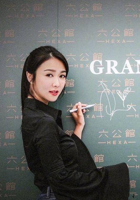 薛凯琪现身时尚活动, 下身爆肥不敢认, 网友: 岁月真是把杀猪刀!