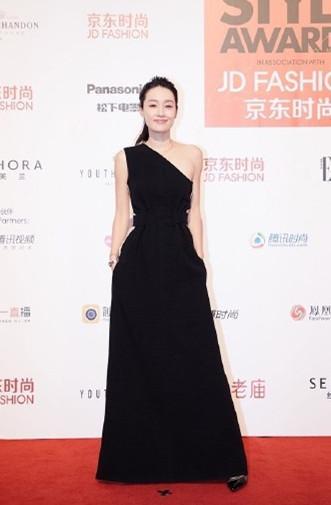41岁马伊琍一改往日大妈形象, 留起长发, 气质清纯犹如18岁少女!