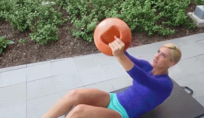 青岛大头 馆藏分类 这个动作除了药球,还要借助到垫子.