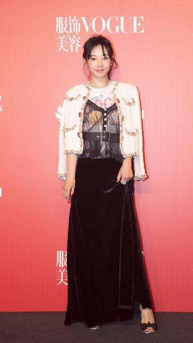 白百何越来越大胆了! 紧身裙印出三角区, 井柏然眼都不知往哪看了