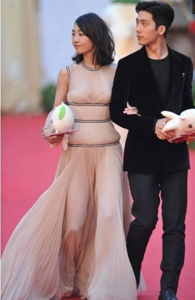 白百何越来越大胆了! 紧身裙印出三角区, 井柏然眼都不知往哪看了