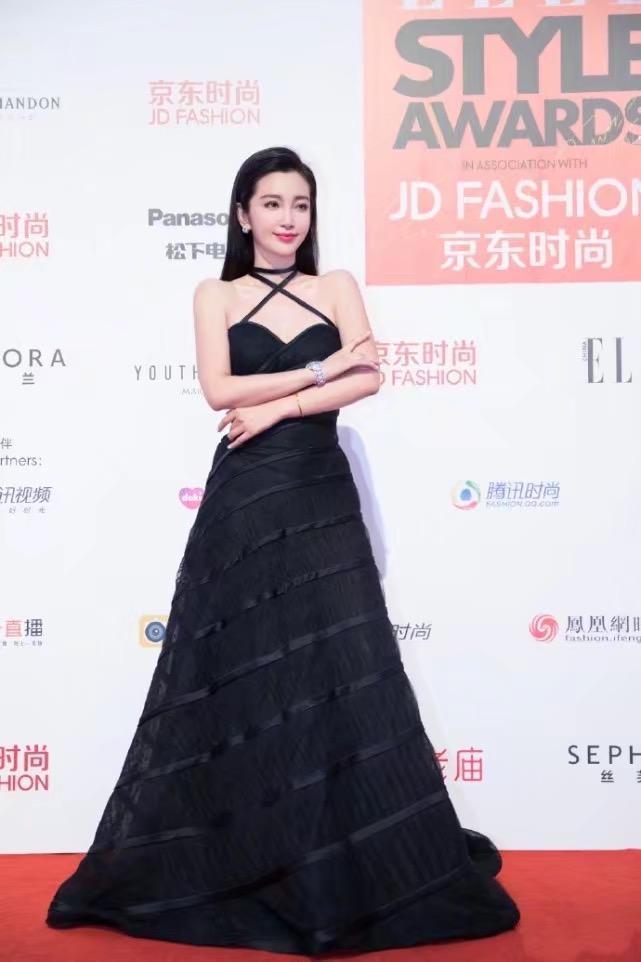 44岁李冰冰黑色长裙现身活动, 嫩的出水, 网友: 怪不得能找到28岁男友!